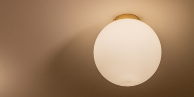 Ceiling-mounted gold glamour lamp, white large sphere