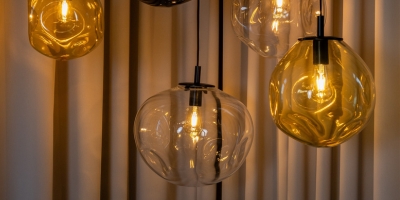 lampy wiszace z gniecionymi kloszami