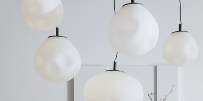 białe lampy ze szklanym gniecionym kloszem