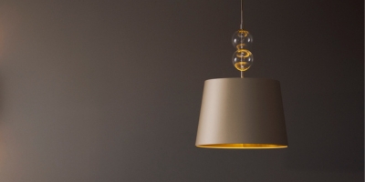 klasyczne złote lampy z szampańskimi abażurami