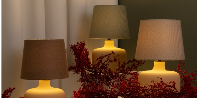 naturalne beżowe lampy stołowe w jesiennej aranzacji