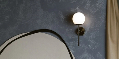 Minimalistyczny kinkiet w kolorze tytanu szczotkowanego z białym kloszem