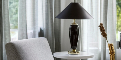 Elegancka czarna lampa stołowa na stoliku