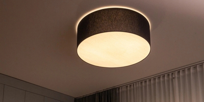 Czarna abażurowa lampa przysufitowa