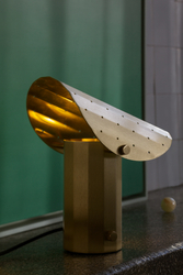 Lampa stołowa APOLIN z perforowanym daszkiem, 30 cm, szczotkowany mosiądz